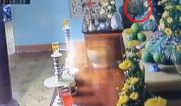 Vờ vào chùa lễ Phật, 2 phụ nữ tiện tay khoắng sạch lư đồng trên ban thờ